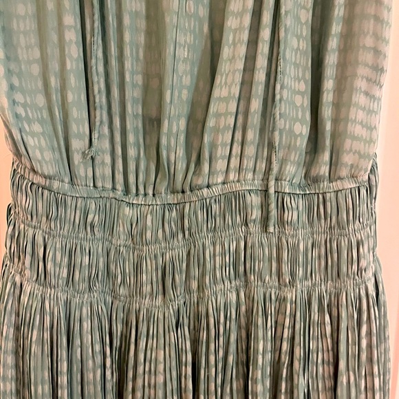 Cute summer dress worn once! Size medium and is pleated around waste. - Picture 5 of 6
